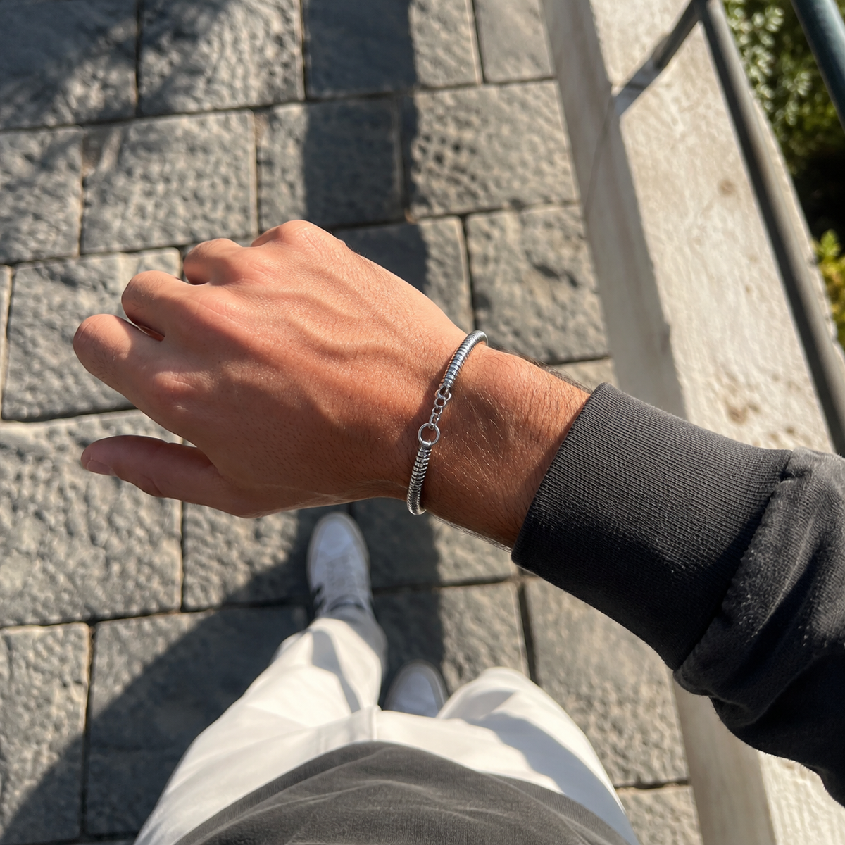Bracelete Aro no pulso masculino, uso real