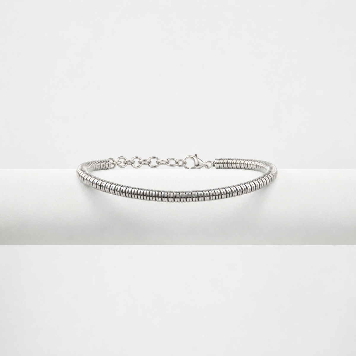 Bracelete Aro — macro do acabamento em aço inox 704
