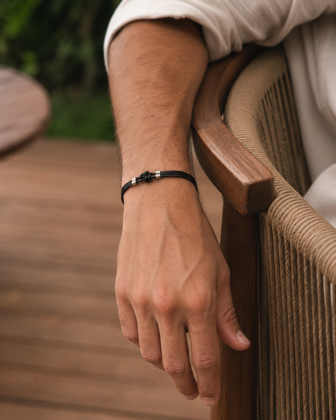 Pulseira Nó no pulso masculino, uso real