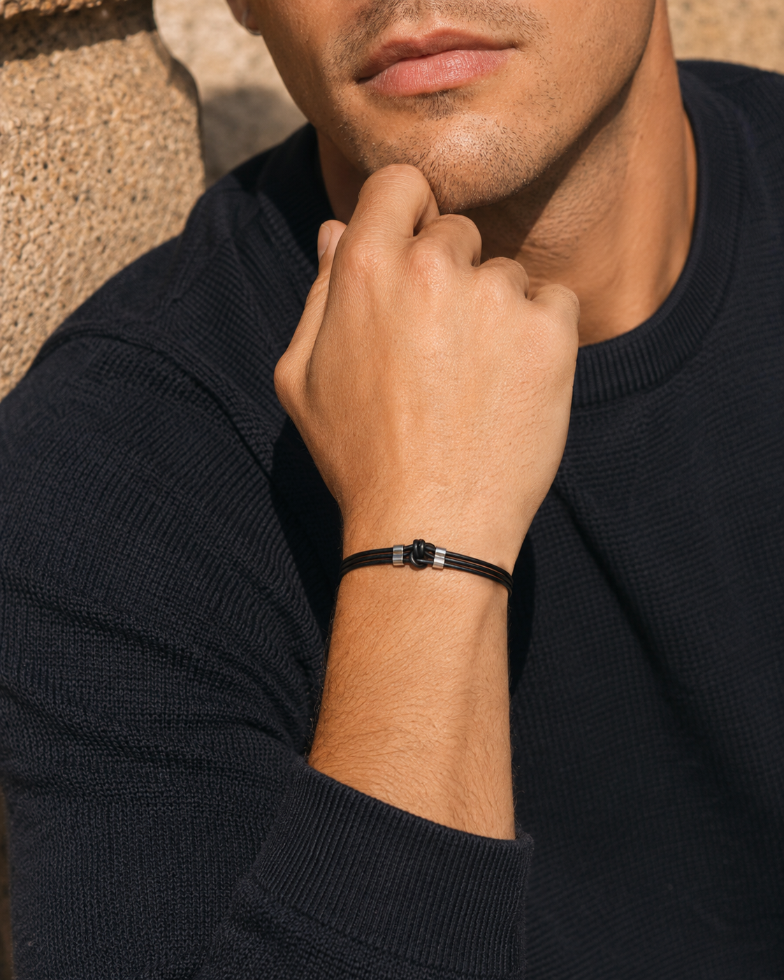 Pulseira Nó — macro do acabamento em couro legítimo