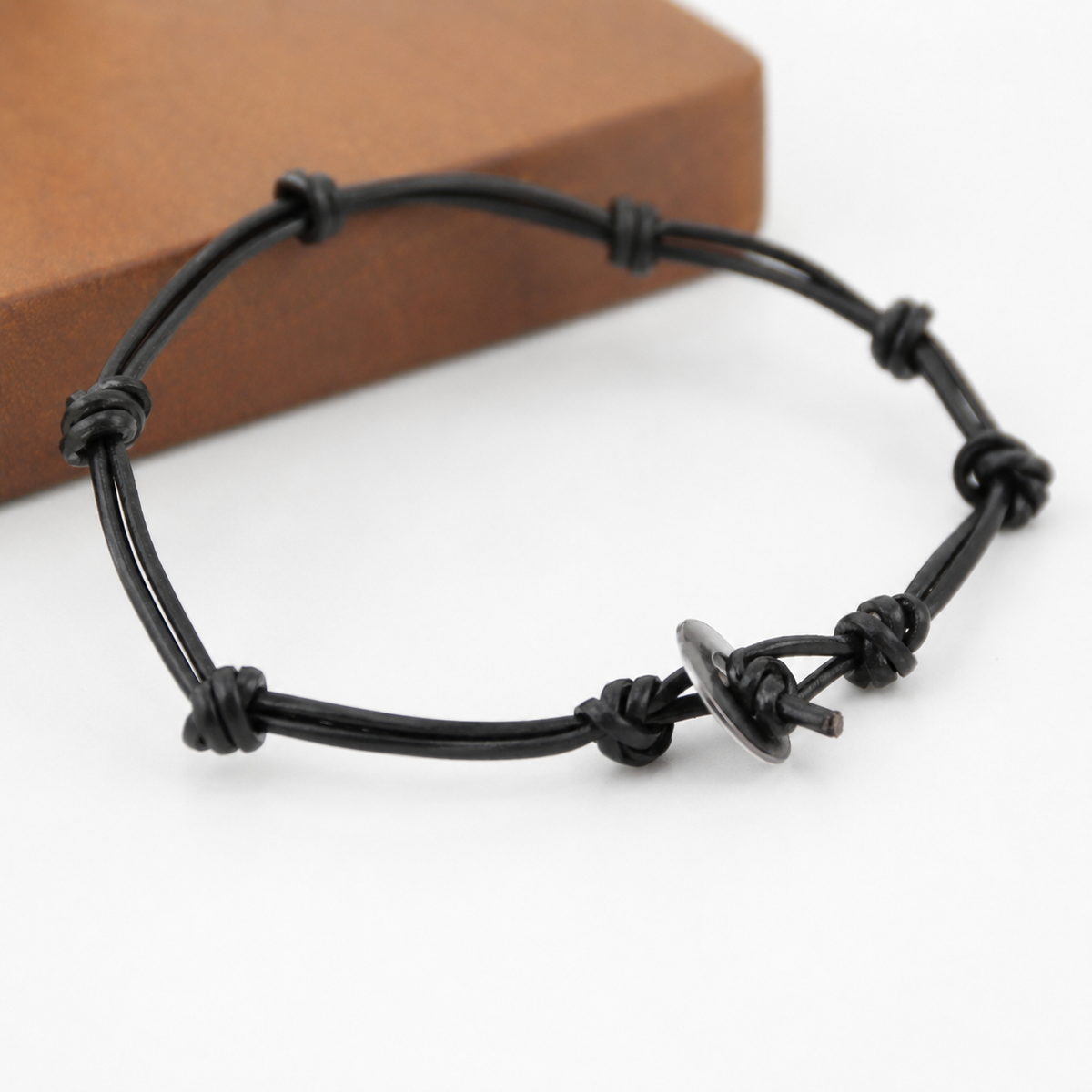 Pulseira Rédea — pulseira masculina de couro trançado, vista lateral