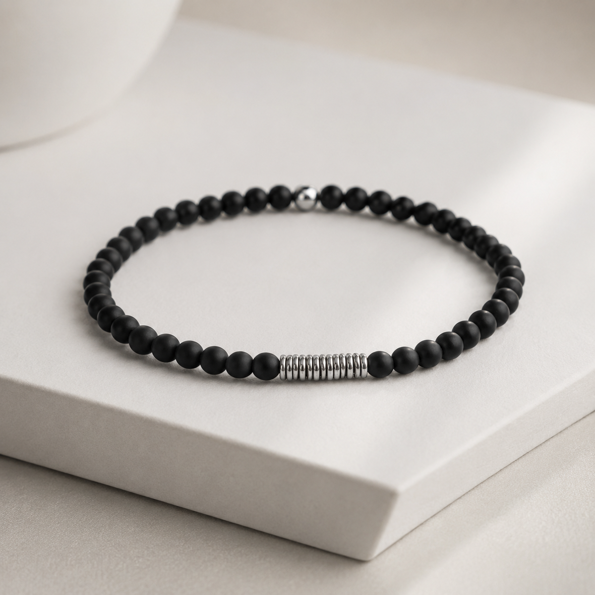 Pulseira Seixo — pulseira masculina de pedras naturais sobre fundo neutro