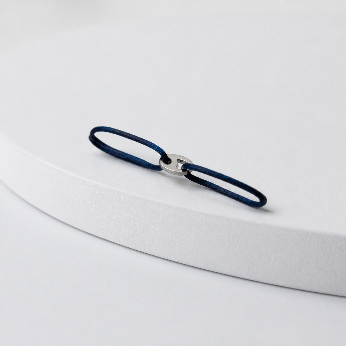 Pulseira Traço — pulseira masculina fina sobre fundo neutro