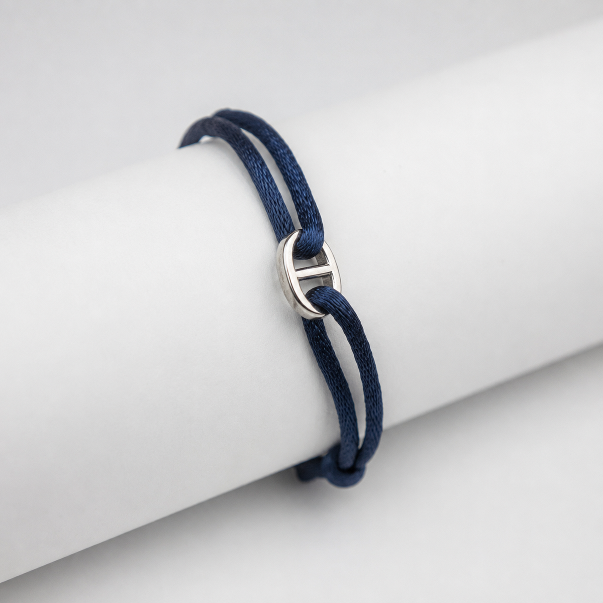 Pulseira Trama — pulseira masculina de fio trançado no pulso, com relógio