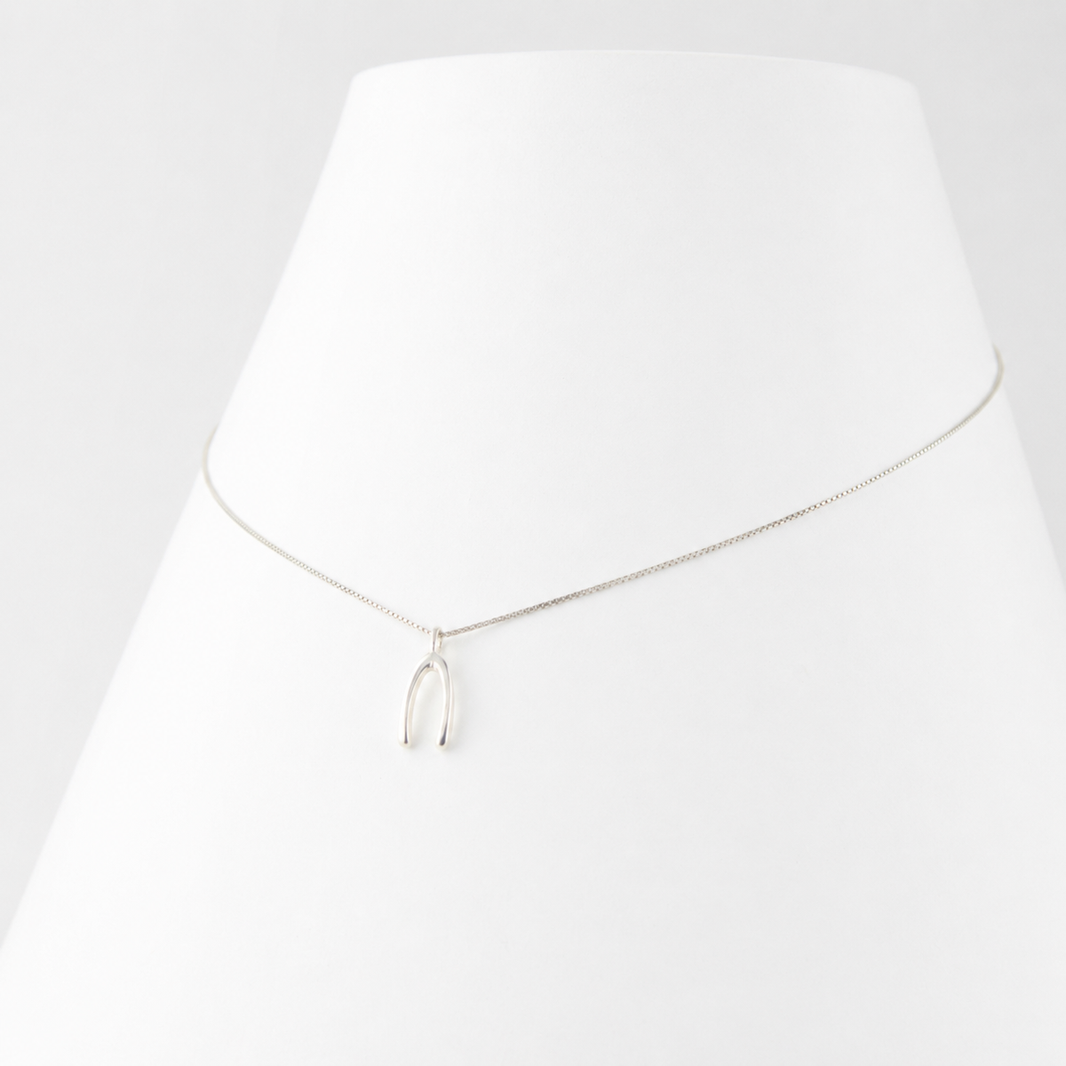 Colar Osso em prata 925, pingente em detalhe