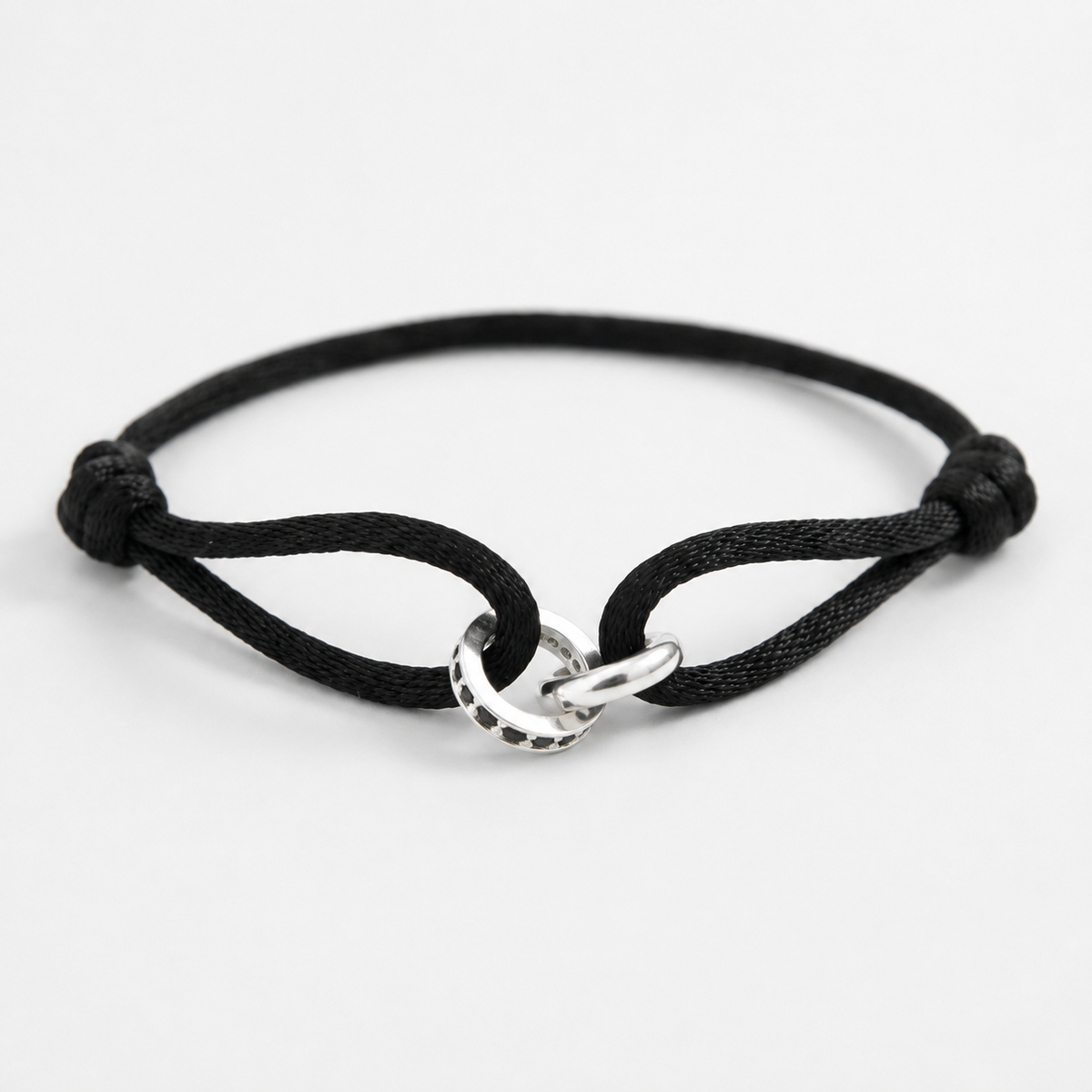 Pulseira Breu — detalhe do cravação da ônix na prata