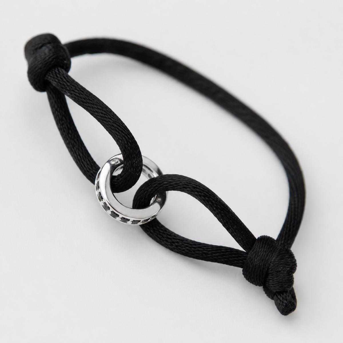 Pulseira Breu — macro do acabamento em prata 925 e ônix