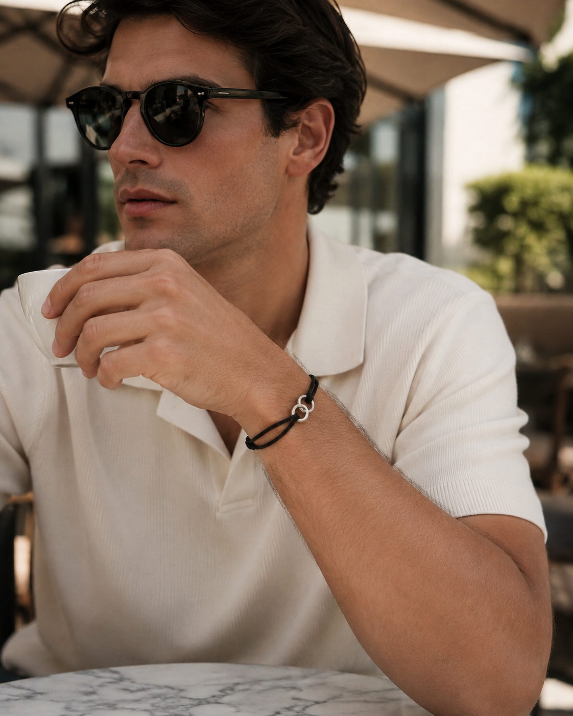 Pulseira Breu no pulso masculino, uso real