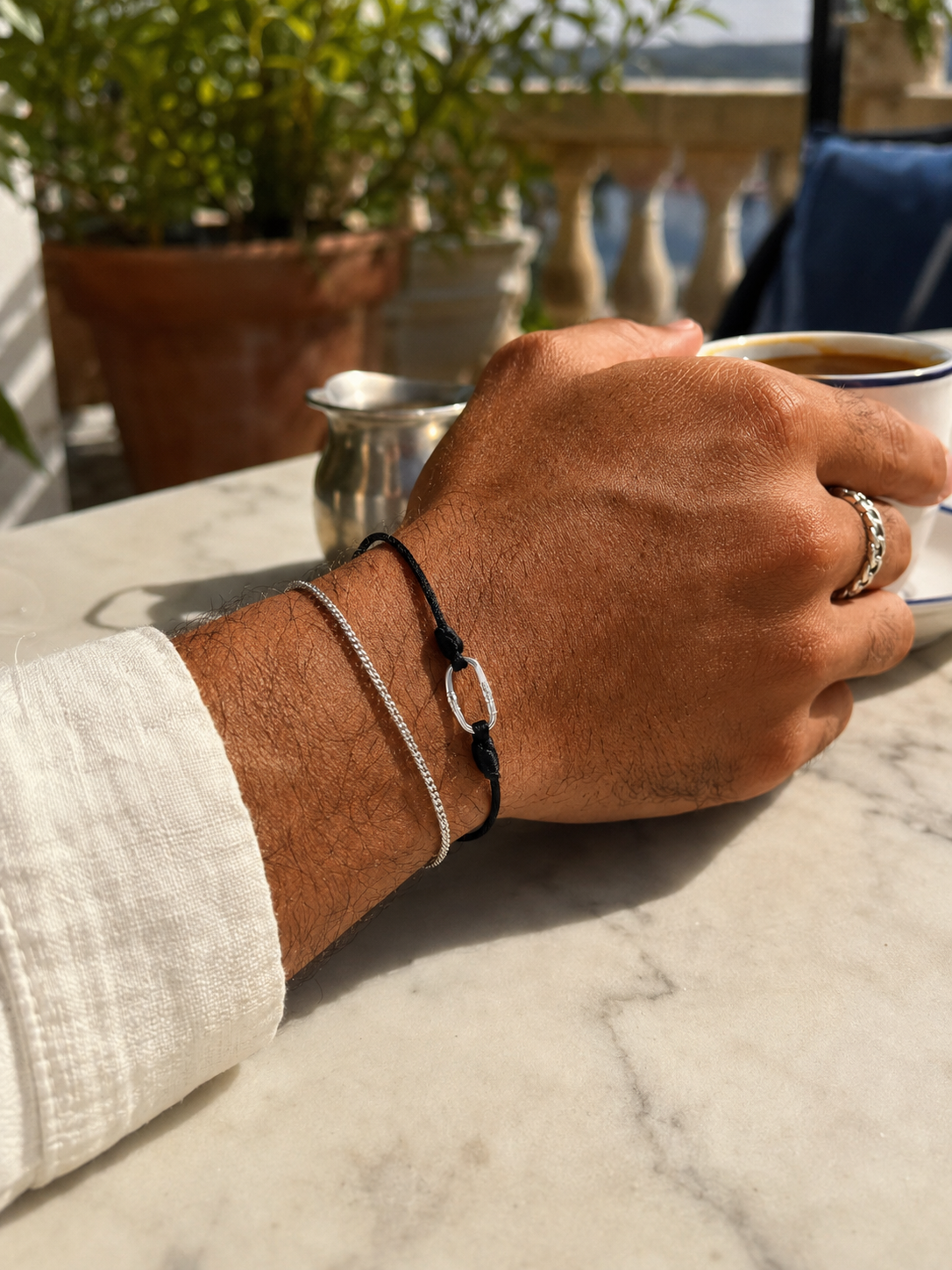 Pulseira Trava — detalhe do mosquetão em prata 925