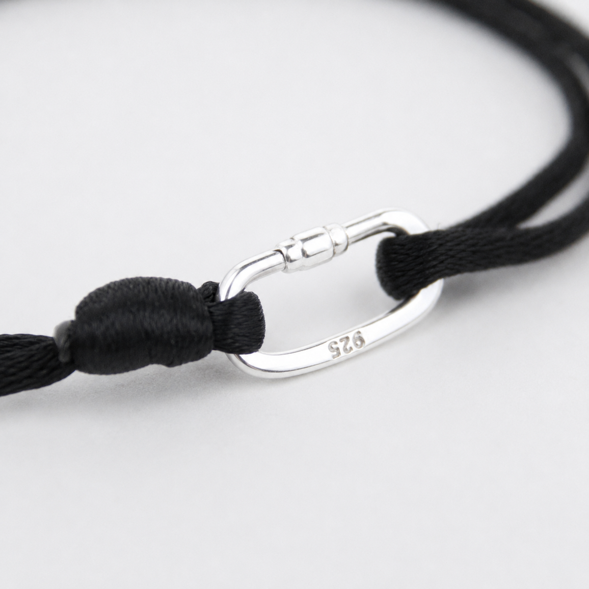 Pulseira Trava no pulso masculino, uso real