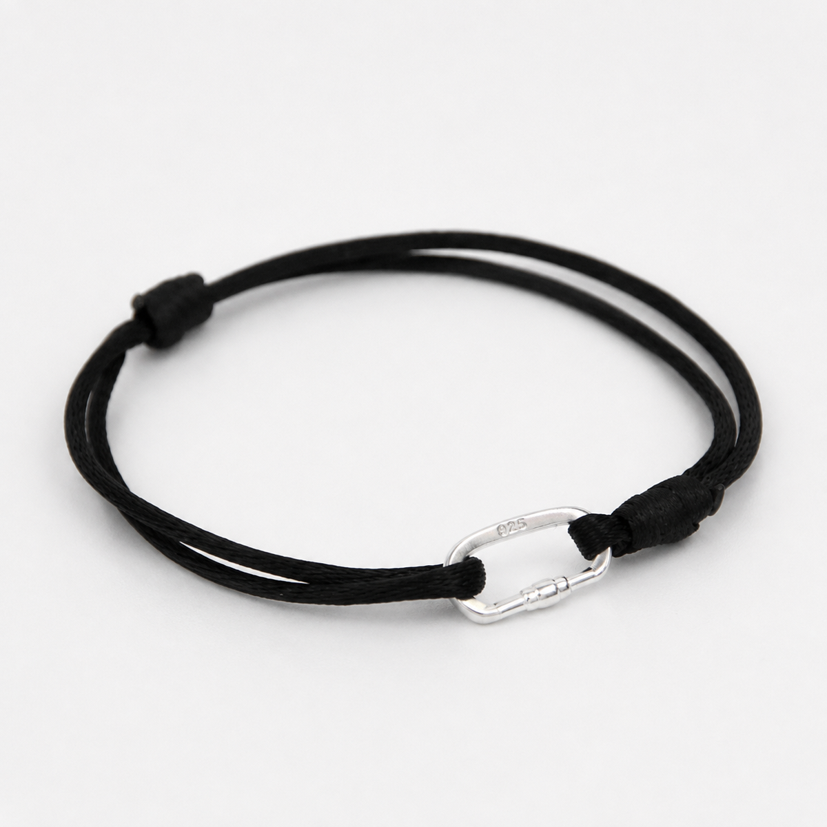 Pulseira Trava — pulseira masculina com mosquetão em prata 925, vista lateral
