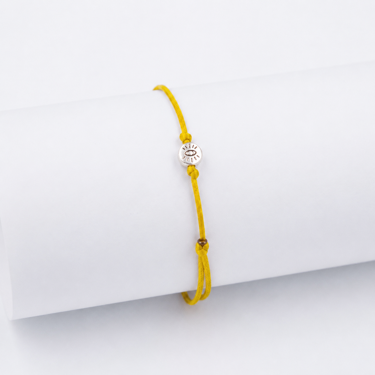 Pulseira Vigia — pulseira masculina de olho grego sobre fundo neutro