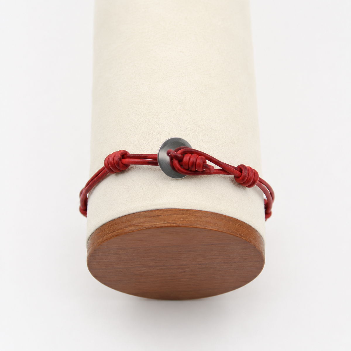 Pulseira Rédea — pulseira masculina de couro trançado sobre fundo neutro