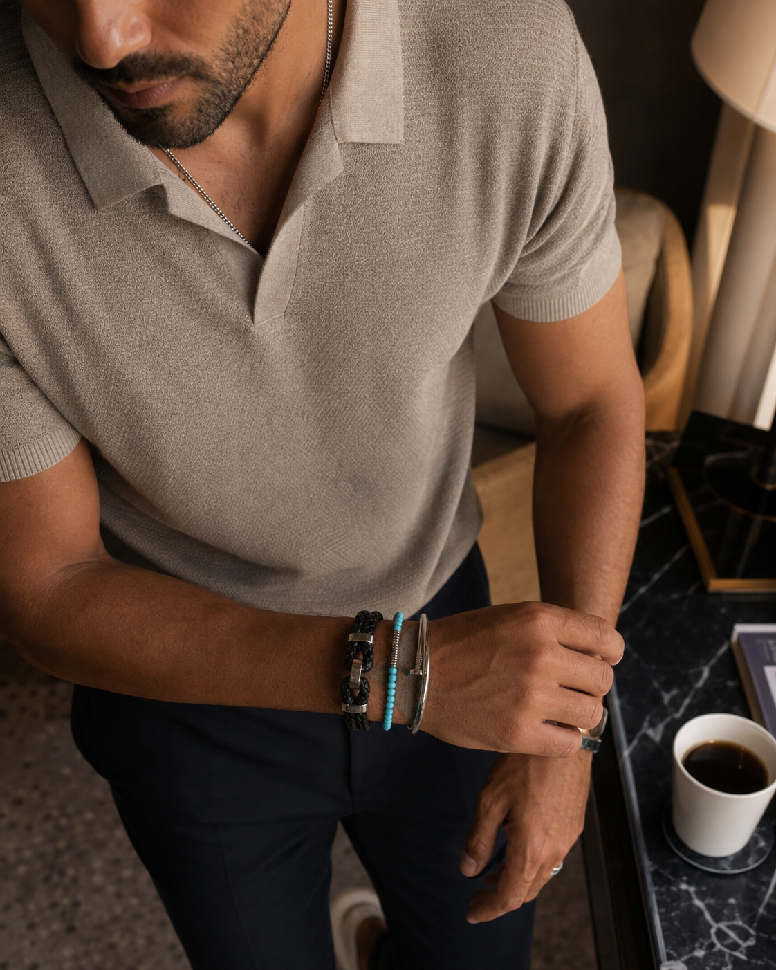 Pulseira Seixo — detalhe do separador em aço entre as contas