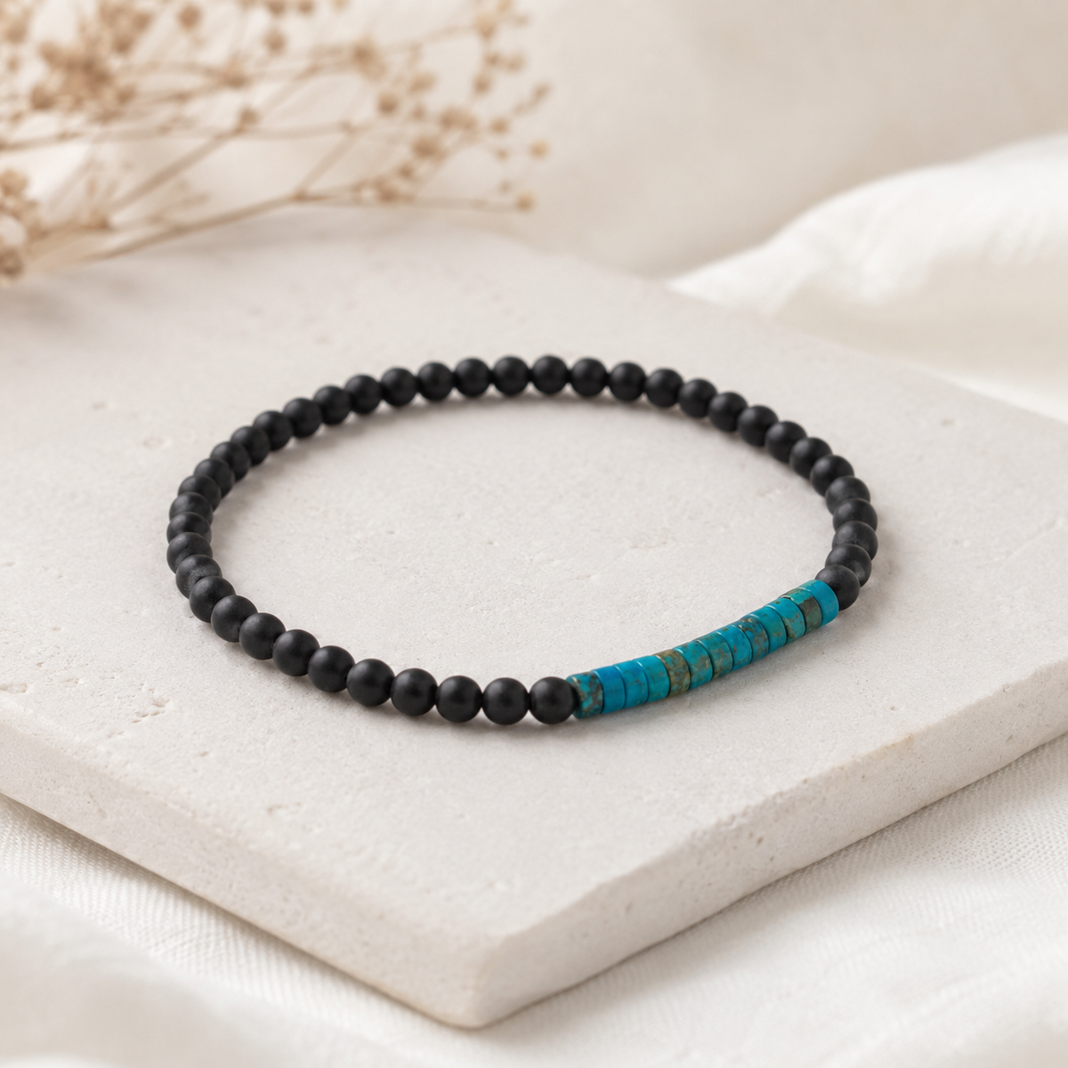 Pulseira Seixo — macro do acabamento em pedras naturais e aço