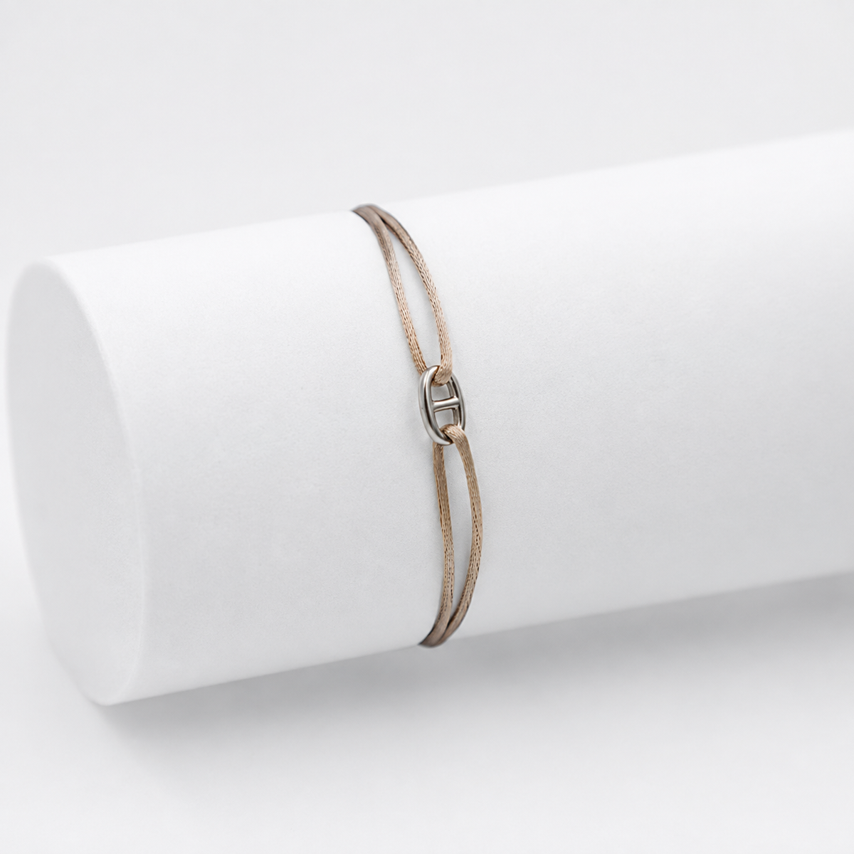 Pulseira Traço — detalhe do terminal em aço cirúrgico