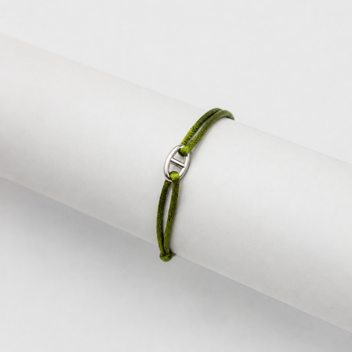 Pulseira Trama — detalhe do fecho deslizante em aço cirúrgico
