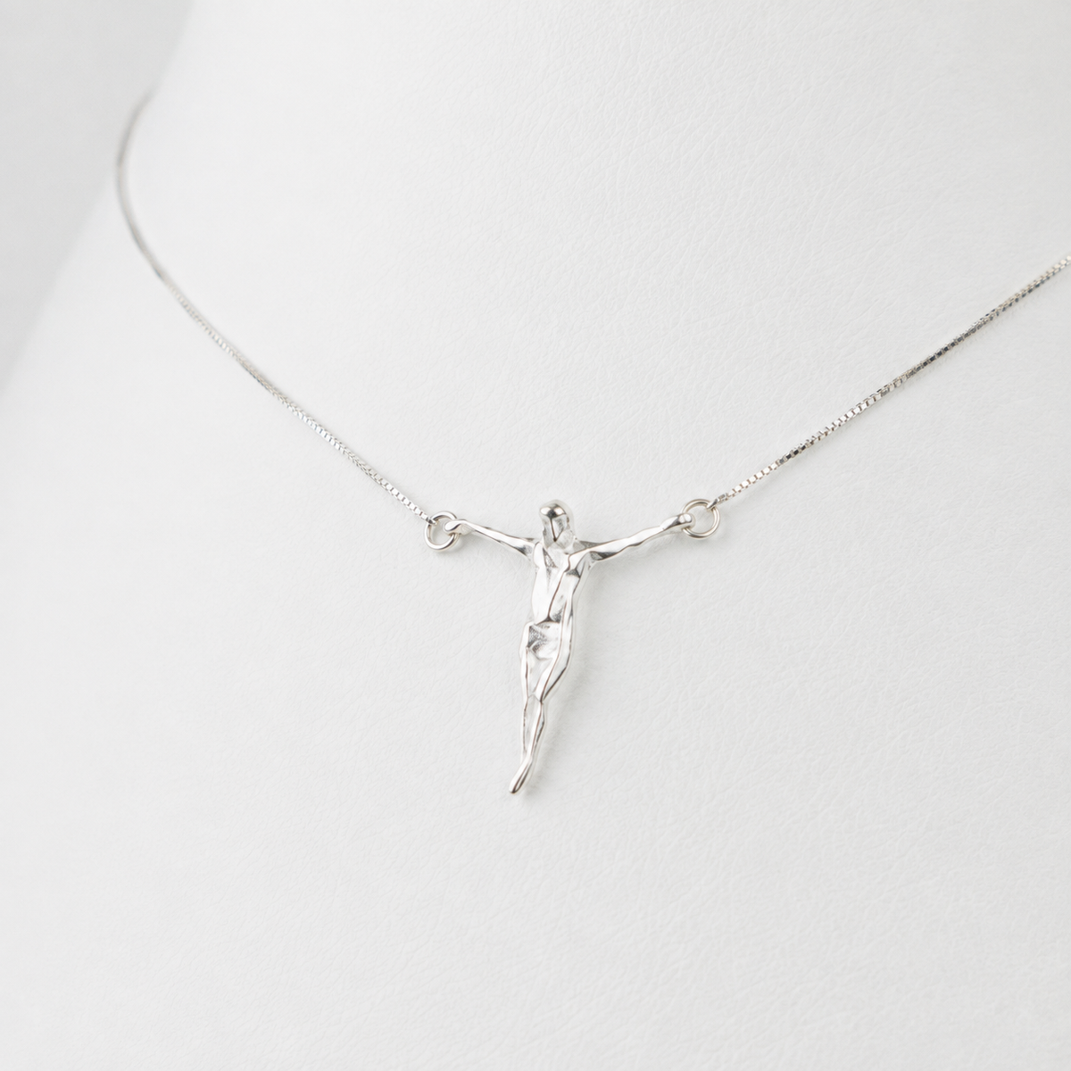 Colar Cristo em prata 925, pingente em detalhe