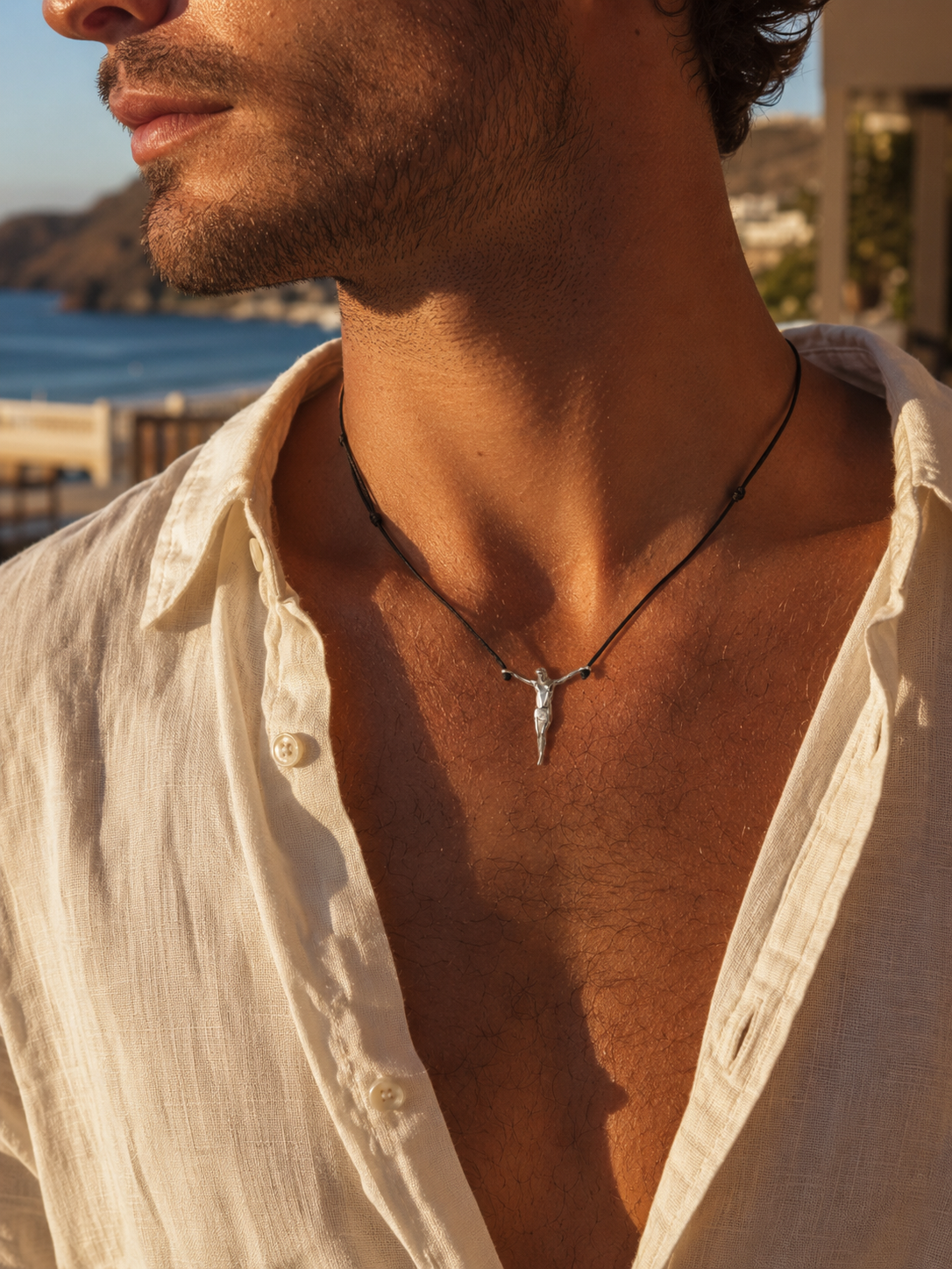 Colar Trilho no pescoço masculino, uso real
